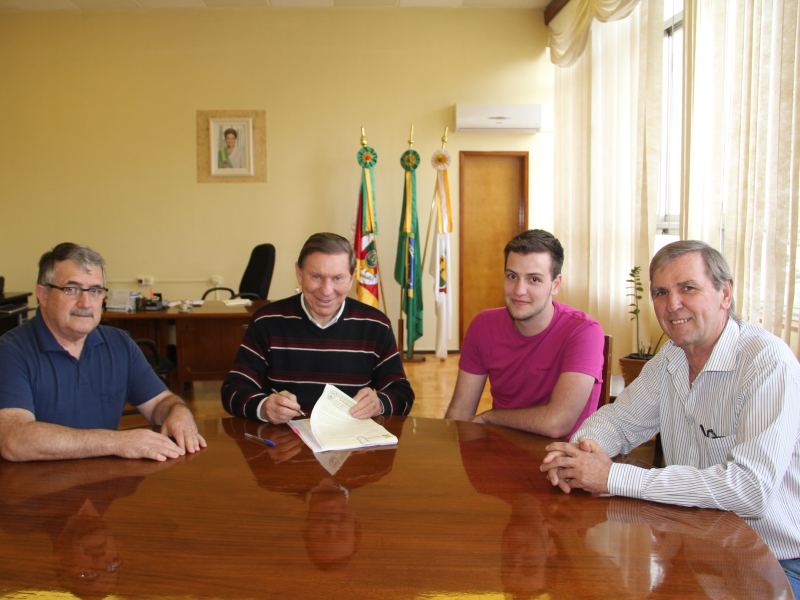 EXECUTIVO ASSINA CONVÊNIO COM ASSOCIAÇÃO DE UNIVERSITÁRIOS